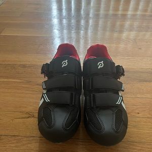 Brand new peloton cycle shows with cleats size 40